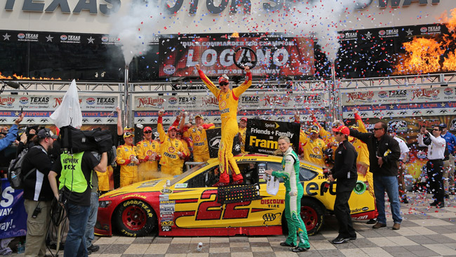 Joey Logano trionfa in volata al Texas Speedway