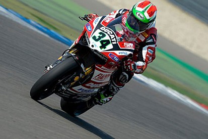Assen, Libere 2: Giugliano cade ma mette tutti in fila