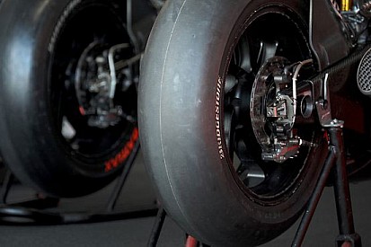 Corsa a tre tra Michelin, Dunlop e Pirelli per la MotoGp