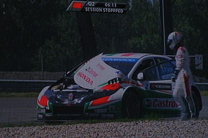 Slovakiaring, Q2: A Tarquini si apre il cofano in curva!