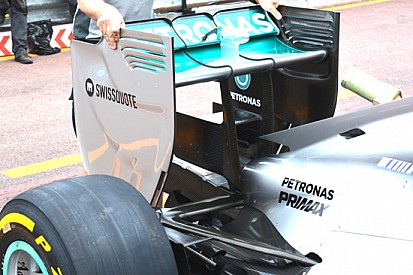 La Mercedes con un monkey seat maggiorato