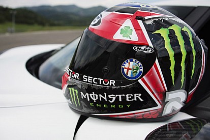 Lorenzo mette il Quadrifoglio dell'Alfa sul casco
