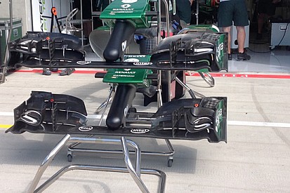Caterham: due soluzioni di upper flap sull'ala anteriore