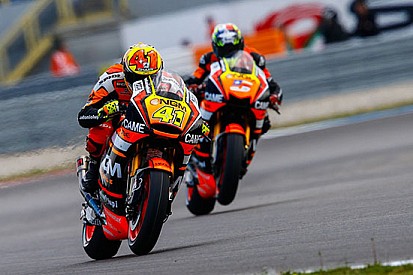 Sachsenring, Libere 1: Espargaro vola, Marquez cade