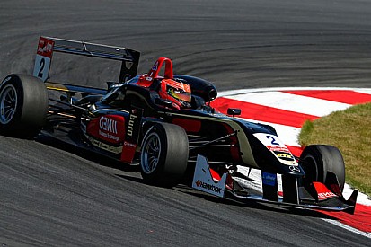 Ocon piega Verstappen con un finale da thriller