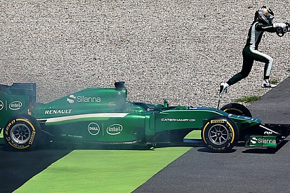 Caterham a fuoco per una perdita di benzina