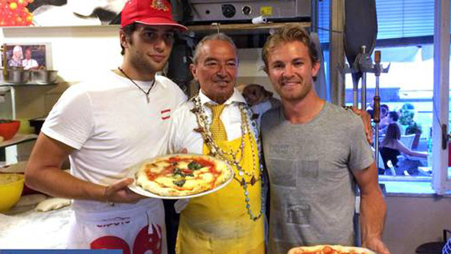 Rosberg in vacanza si gusta la pizza a Napoli