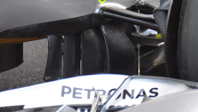 Mercedes: deviatore di flusso in quattro elementi