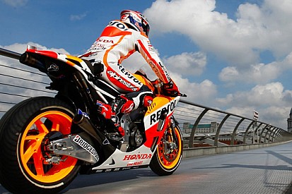 Marquez regala spettacolo sul Millennium Bridge