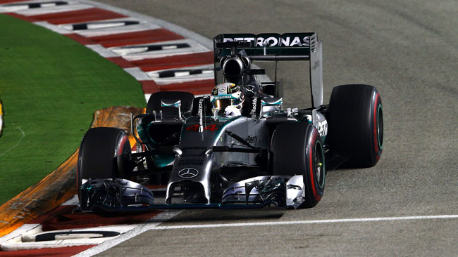 Hamilton si prende Singapore e la leadership!
