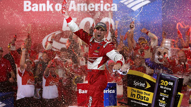 Kevin Harvick trionfa a Charlotte