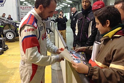 Memorial Bettega: Kubica firma autografi al paddock