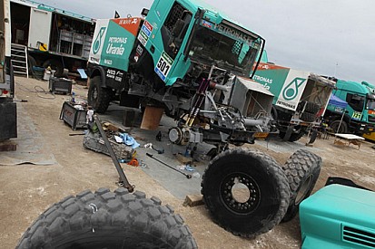 Dakar: niente riposo nel team Petronas De Rooy Iveco