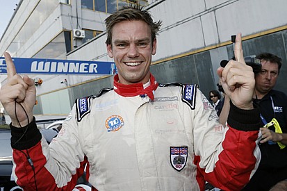 La Roal Motorsport conferma Tom Chilton