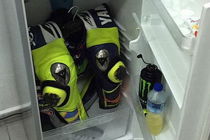 Valentino combatte il caldo con la tuta in... frigorifero!