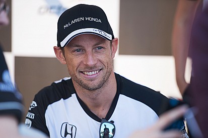 Button reprova acusação de Verstappen a Grosjean: “não se faz coisas assim”