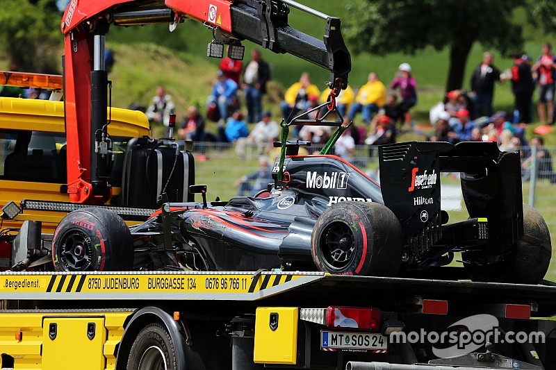 Acidente de Alonso força McLaren a mudar planos em teste