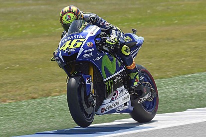 Rossi lidera el 1-2 de Yamaha en la tercera práctica
