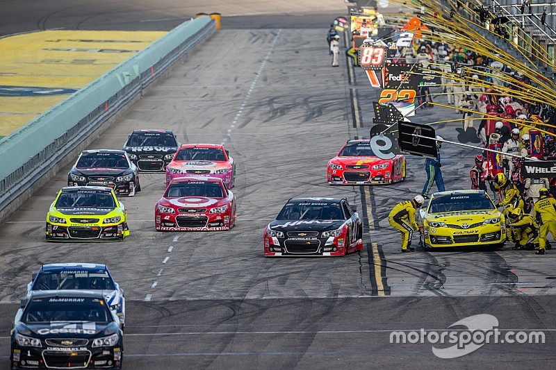 Depois de controvérsia, NASCAR decide que o rádio vai prevalecer na abertura dos pits