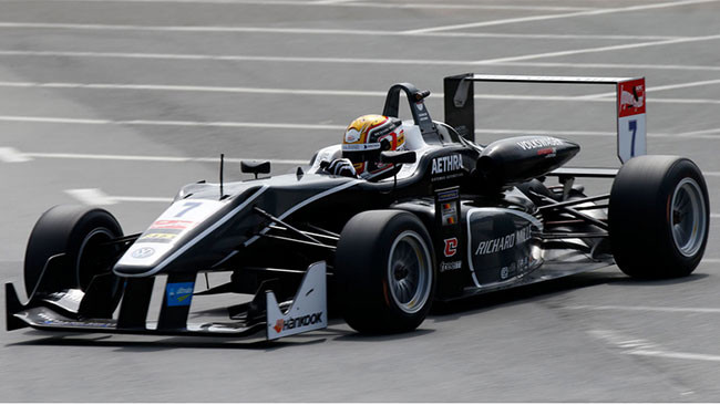 Charles Leclerc vince Gara 1 e allunga in classifica