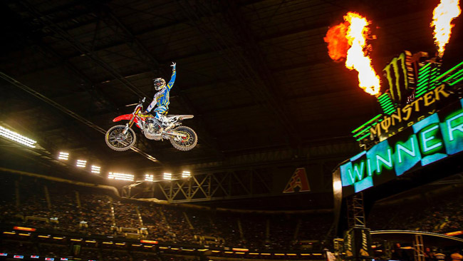 Primo centro per Eli Tomac nel round di Phoenix