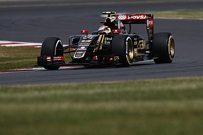 Lotus pudo girar después de esperar por sus neumáticos