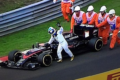 Budapest, Q2: problemi per Alonso e bandiera rossa