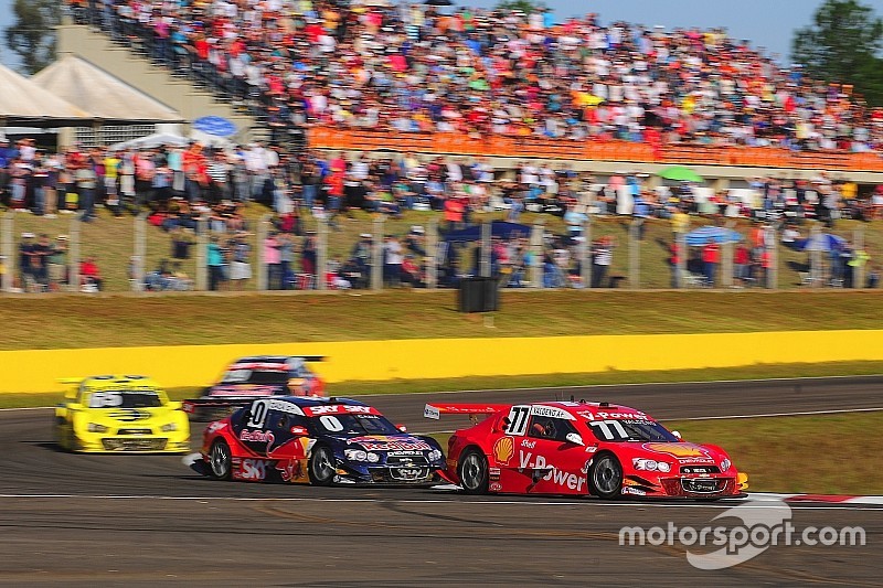 Caos en Stock Car de Brasil: niños y perros invaden la pista