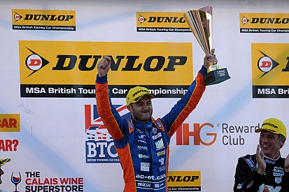 Goff mantiene a raya a Plato para ganar en Snetteron