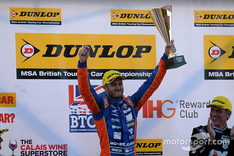 Goff mantiene a raya a Plato para ganar en Snetteron