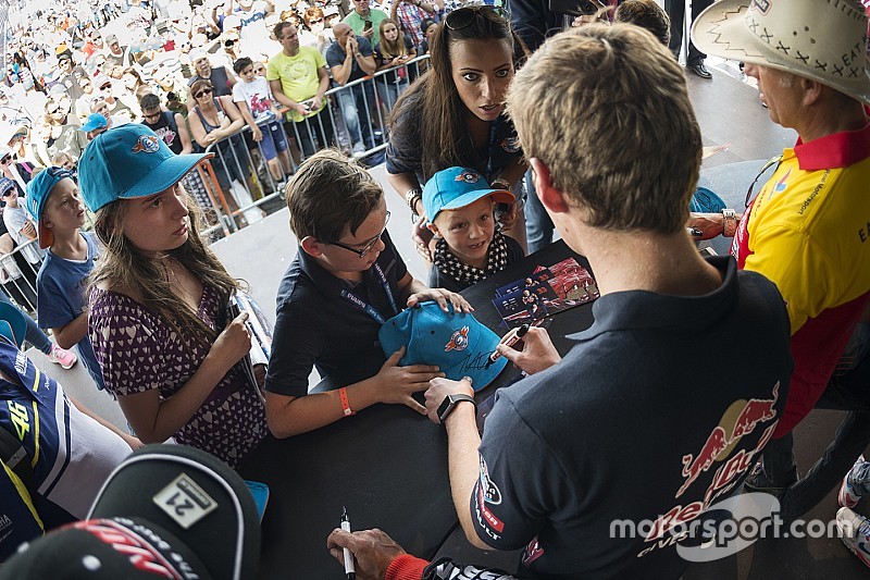 Monza: pitlane aperta e autografi dei piloti al giovedì