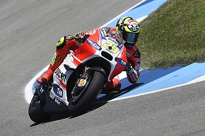 Iannone: "luchamos para mantener la cuerda en la curva".