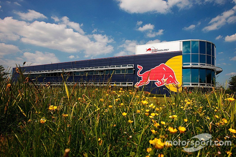 Hamilton no quiere que Mercedes sea proveedor de Red Bull