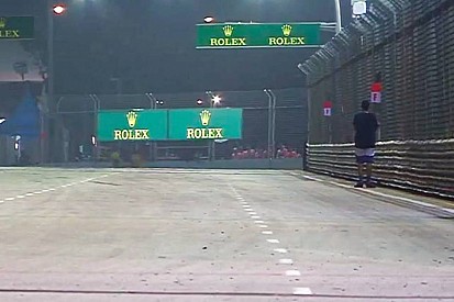 GP de Singapur interrumpido por un fan en pista