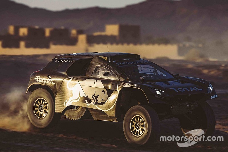 Peugeot presenta coche con que competirá en Dakar 2016
