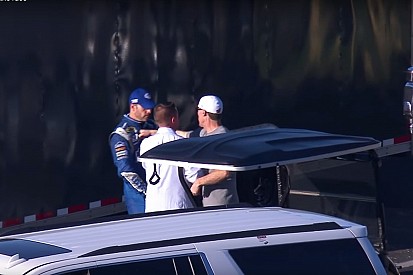 Graban pelea de Kevin Harvick y Jimmie Johnson -Video