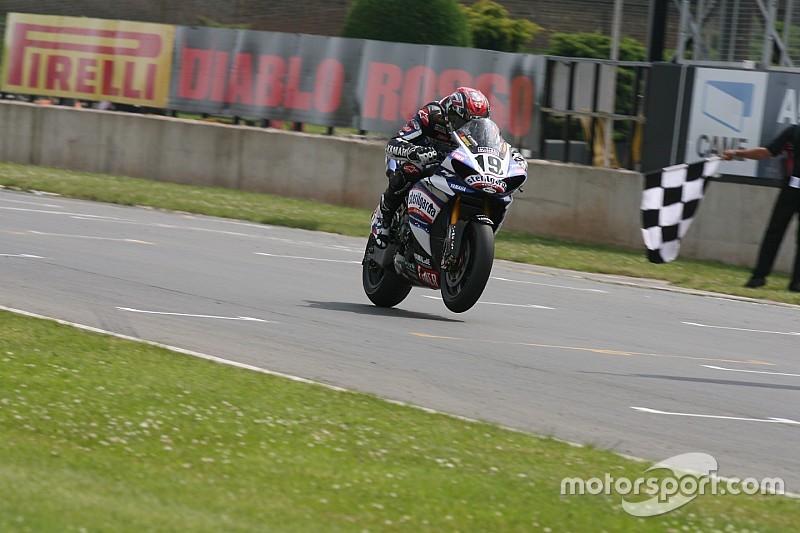 Yamaha regresa al Superbike y firma con Guintoli y Lowes