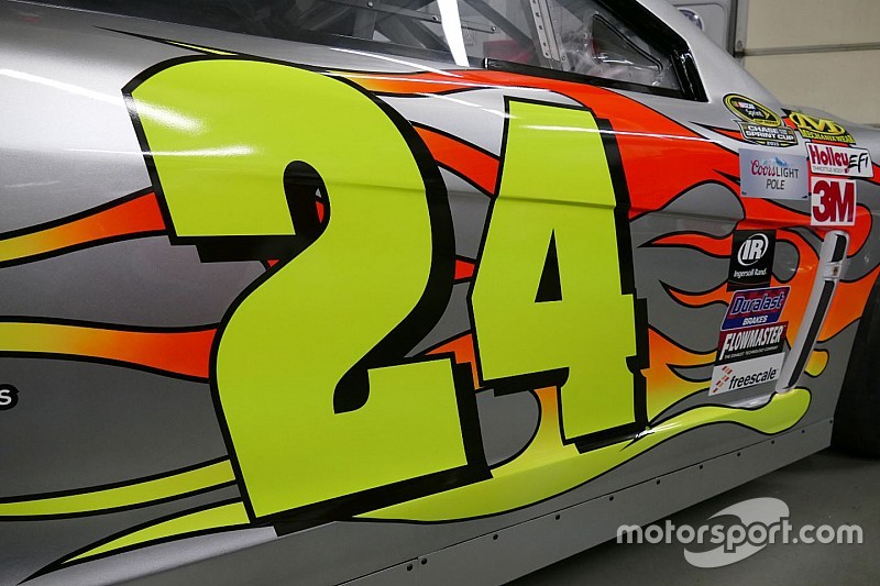 Jeff Gordon zeigt das Autodesign für sein letztes NASCAR-Rennen