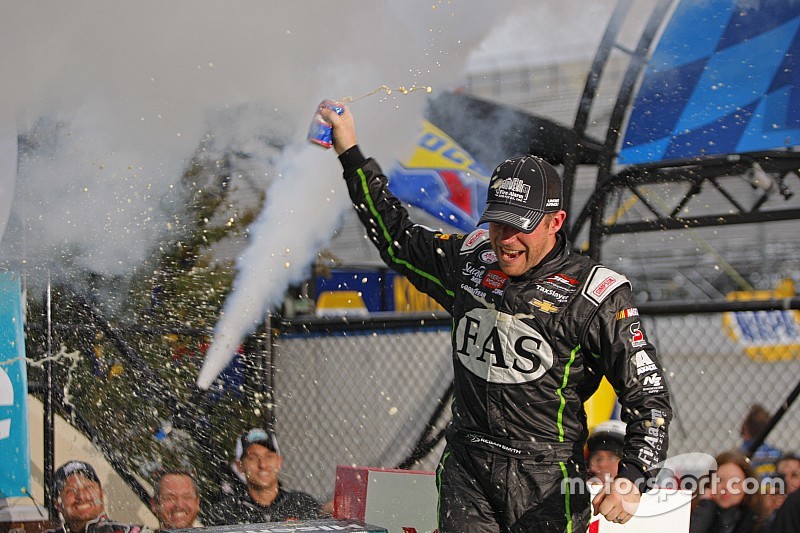 Regan Smith retiene al dúo de Gibbs para imponerse en Dover