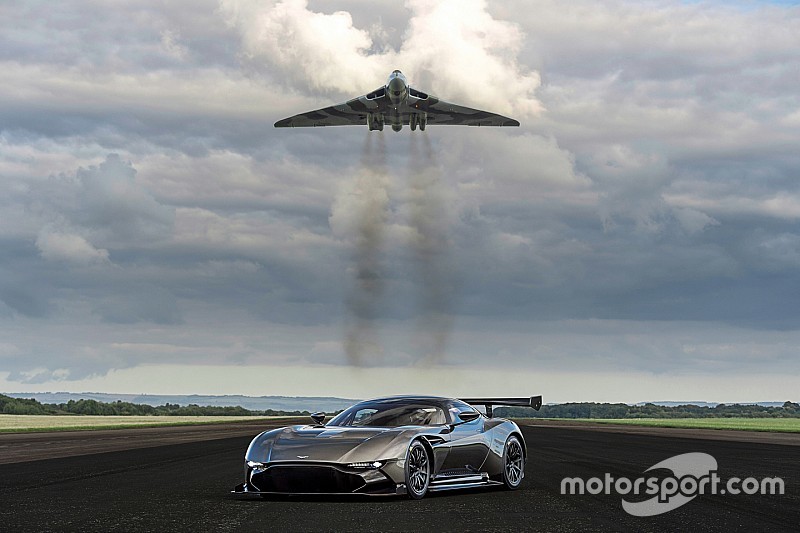 Vidéo - L'Aston Martin Vulcan affronte l’Avro Vulcan
