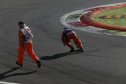 Pirelli и FIA предложат использовать технику по очистке трассы