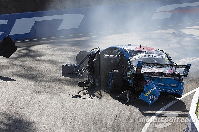 Piloto da V8 Supercars fratura a perna em acidente dramático