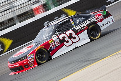Austin Dillon "varre" Charlotte pela Xfinity Series
