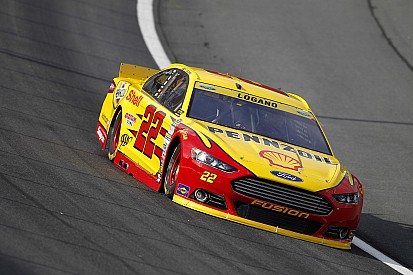 Logano vence em Charlotte e se garante para próxima fase