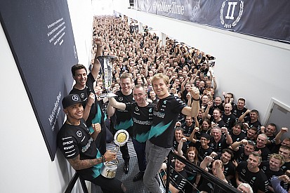 Mercedes fête son titre mondial à Brackley