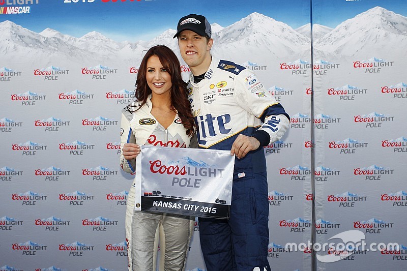 Brad Keselowski in pole al Kansas Speedway