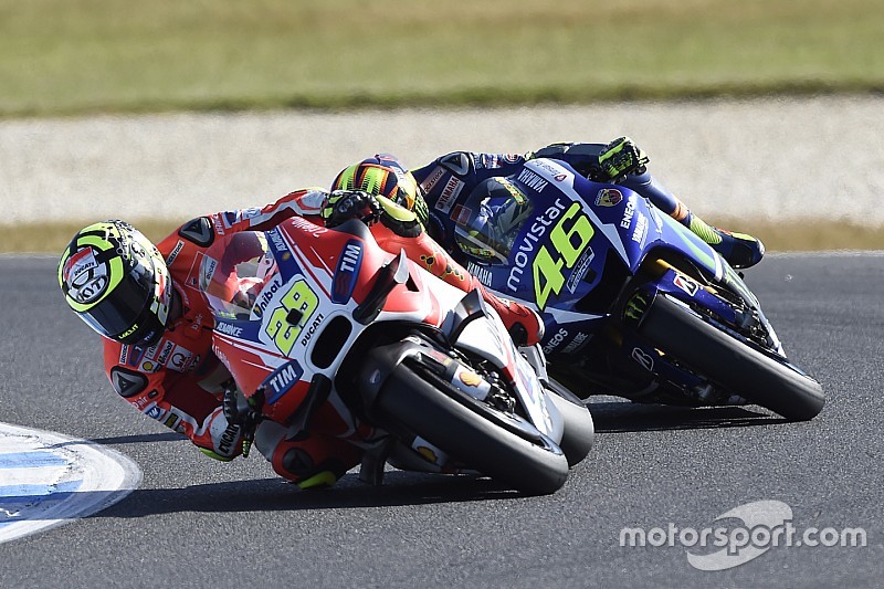 'Idiote' Iannone-haters 'niet mijn echte supporters' - Rossi