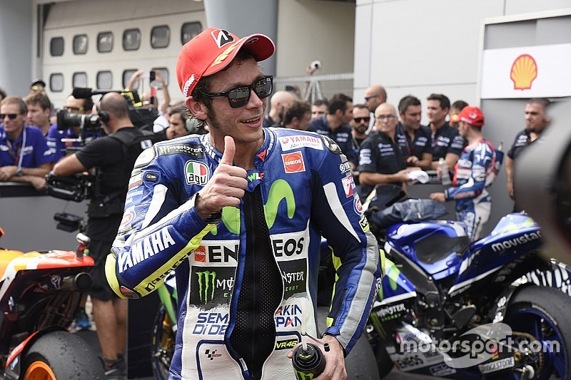 Rossi saldrá desde el fondo en Valencia, pero mantiene sus puntos