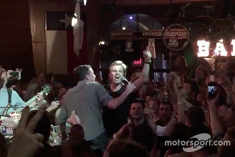 Nico Rosberg se consuela cantando rock