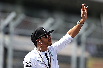 Hamilton crítica a Schumacher y provoca enojo en su club de fans